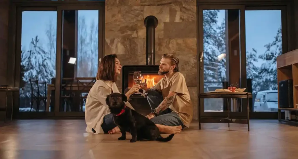 couple devant une cheminée bois