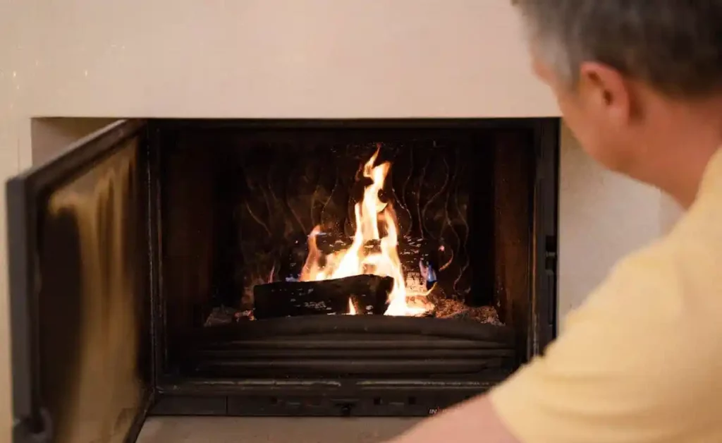 création de bistre pendant la chauffe d'une cheminée bois